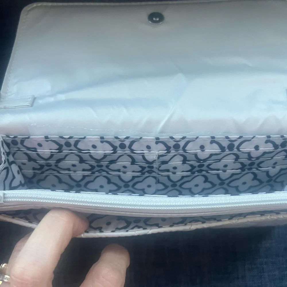NWT Vera Bradley Quilted Oyster Mushroom Crossbody Wallet Bag. (silver grey)